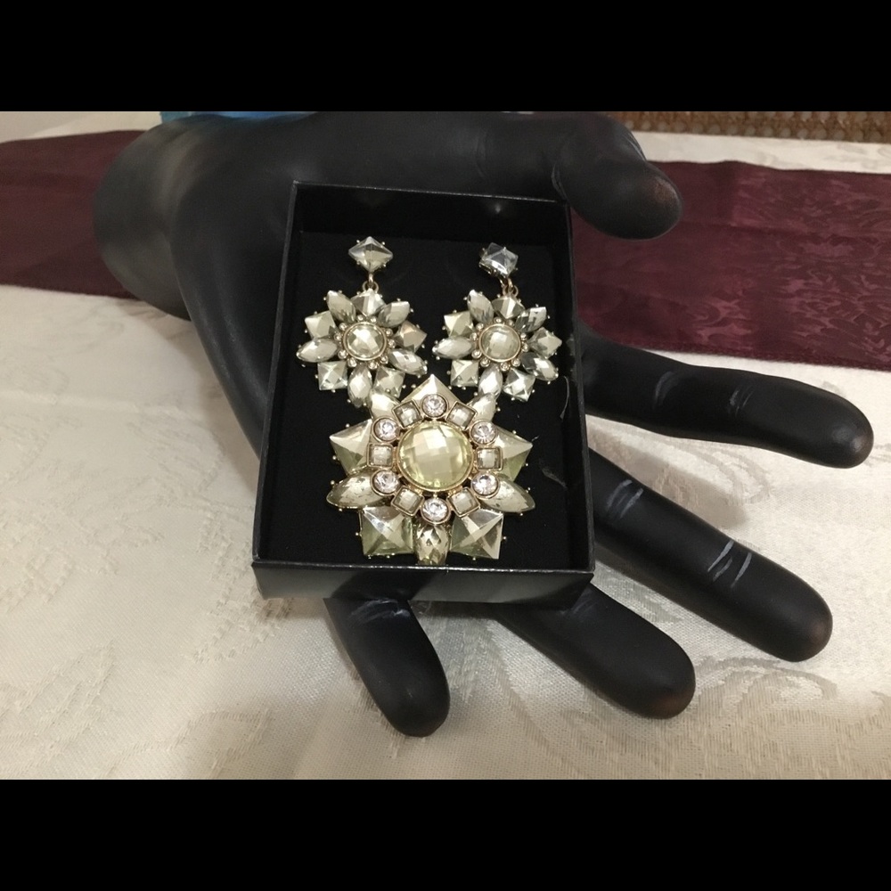 AVON BEAUTIFUL VINTAGE PIERCED EARRINGS AND BOLD BROOCH SET / NEVER USED